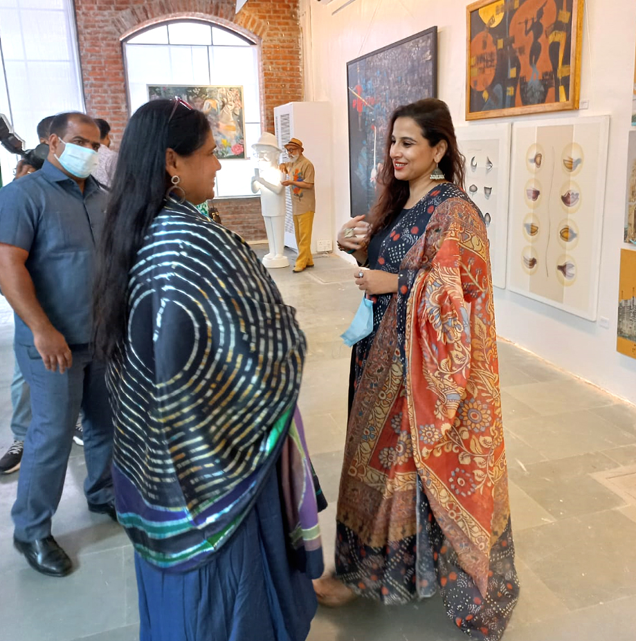 Vidya-Balan-The-Art-of-India-2023-opening-day-ananta-mandal-painting-Art-Soul-mumbai